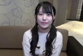 继父偷偷看他大学时代的继女和她的朋友
